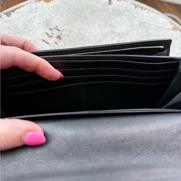 Gucci Black Embossed Leather Wallet with Gold Logo - Picture 8 of 10